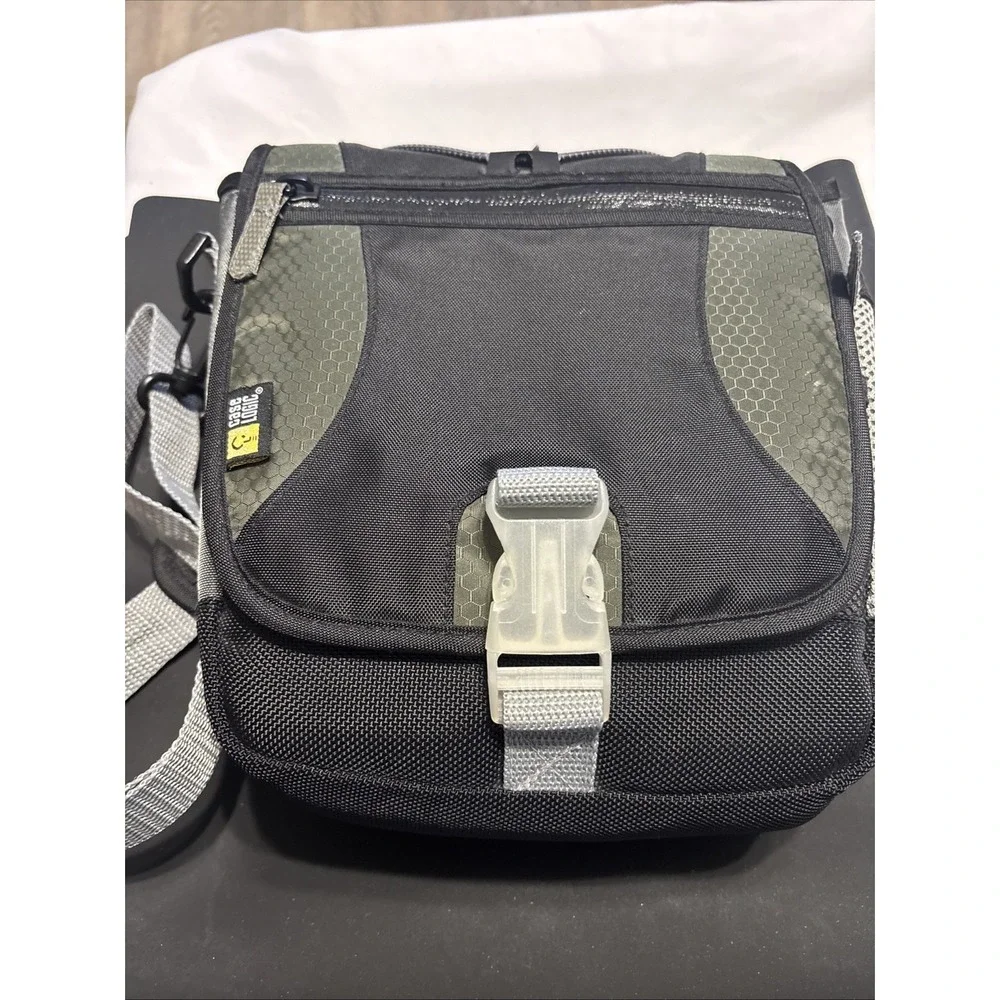 Fujifilm FinePix 4900 Zoom Digital Camera Kit w/ Case Logic TSC-5 Bag